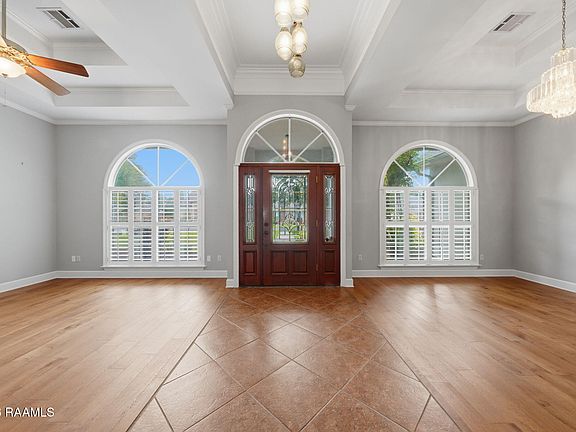 4th image of 112 Constitution Dr