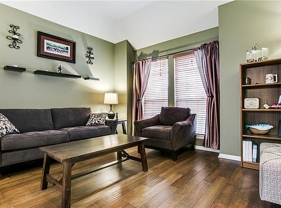 3rd image of 2731 Meadow Lake Dr