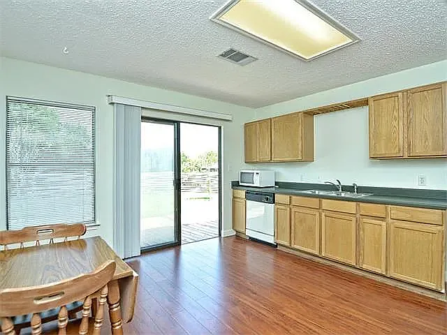 1208 Bradbury Ln — Photo 16