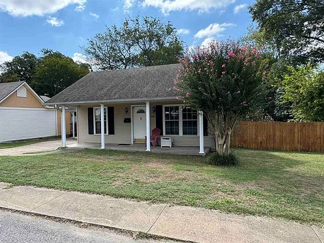 3 bed, 1200 sqft, $1,600 — Photo 3