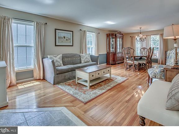 3rd image of 13 Kingfisher Ln