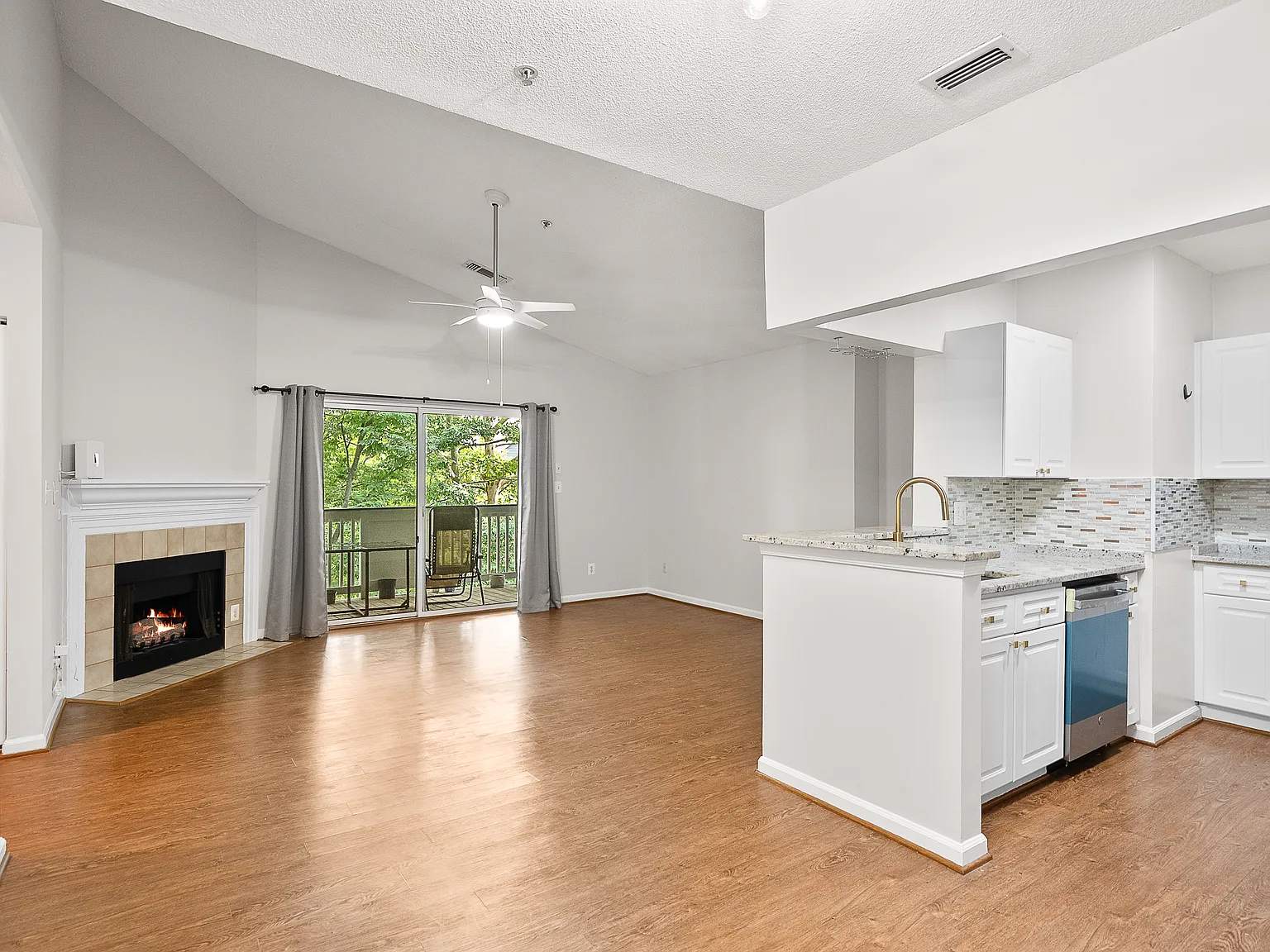 2 bed, 986 sqft, $2,325 — Photo 2