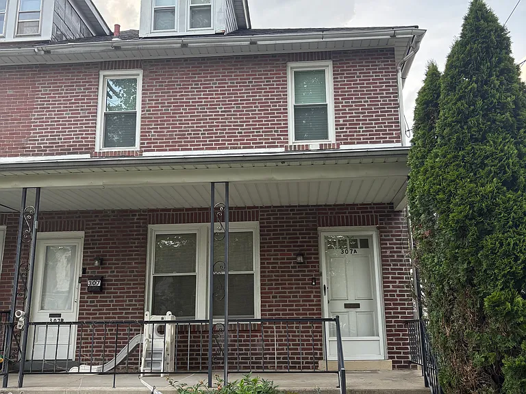 307 Irwin St — Photo 2