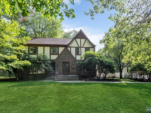 3 Arthur Ct, Demarest, NJ 07627