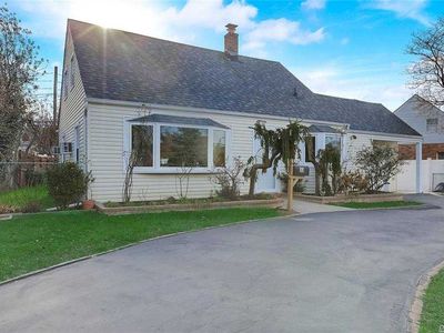 33 John Ln, Levittown, NY, 11756