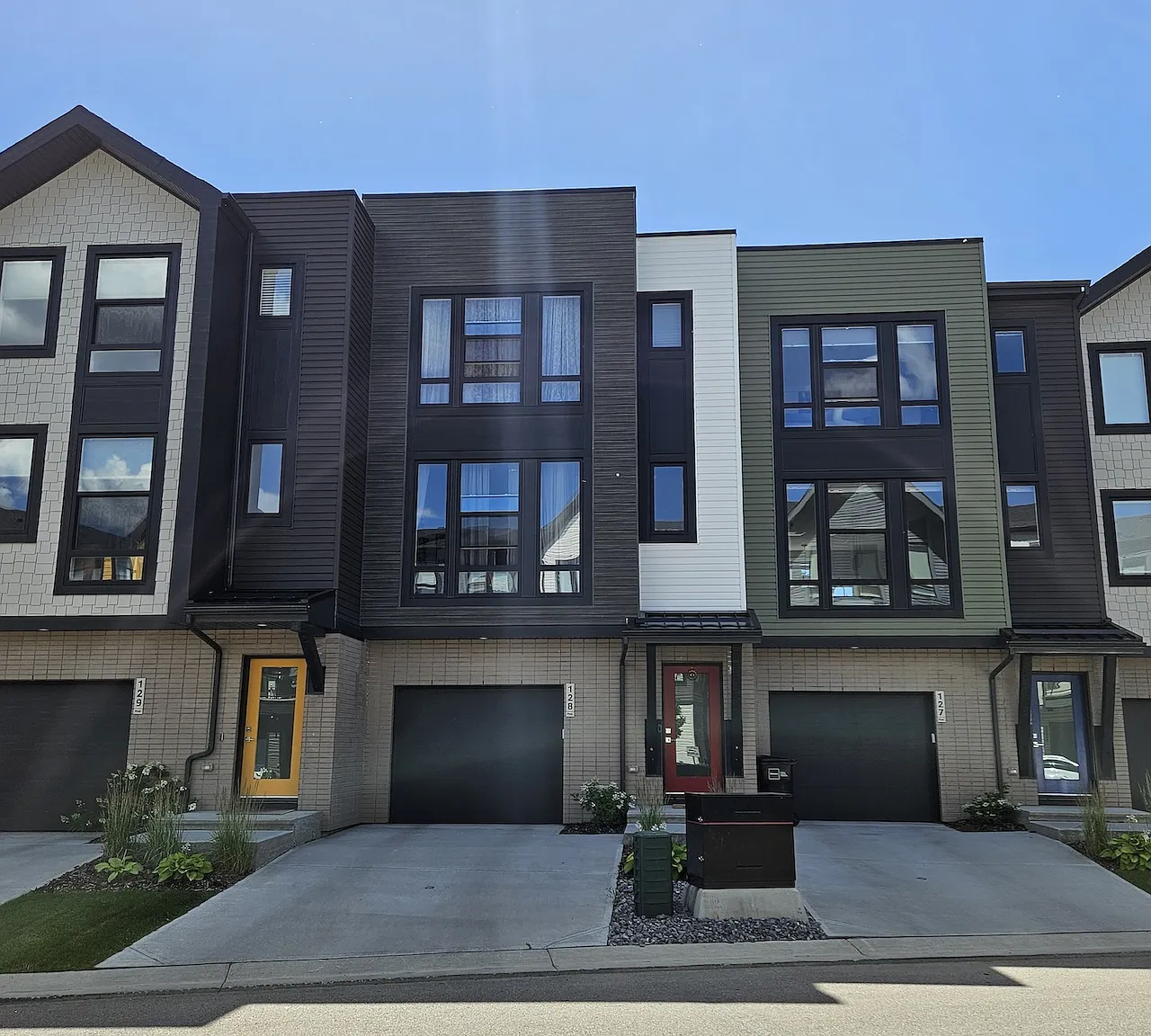 Furnished Luxury Townhouse 2 Bed 2.5 Bath Rutherford Edmonton — Photo 1