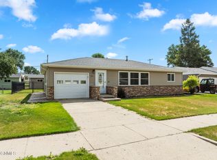 922 16th Ave W, Williston, ND 58801