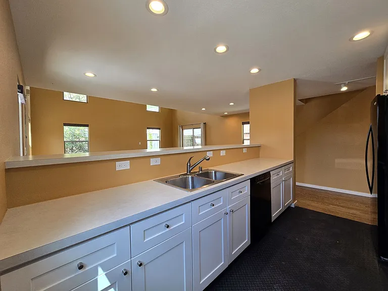 2180 W Alameda St #14 — Photo 7