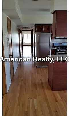 3rd image of 5461 N Artesian Ave
