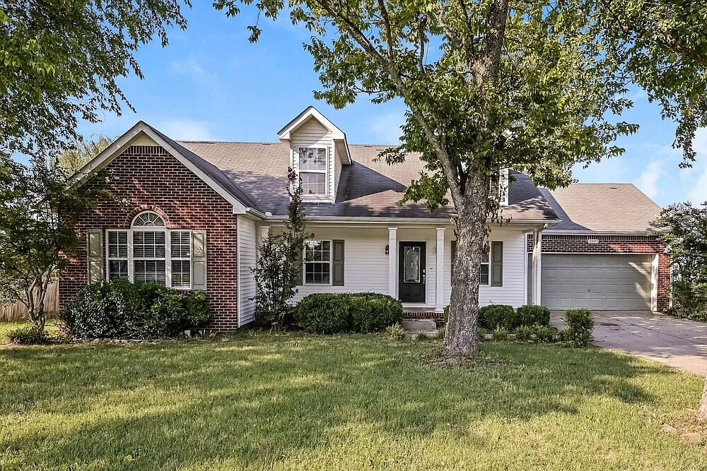 5 bed, 3.0 bath, 2088 sqft, $2,700 — Photo 1