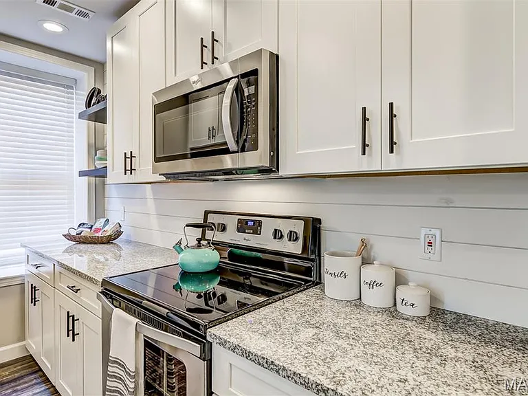 4250 Lindell Blvd #A — Photo 11