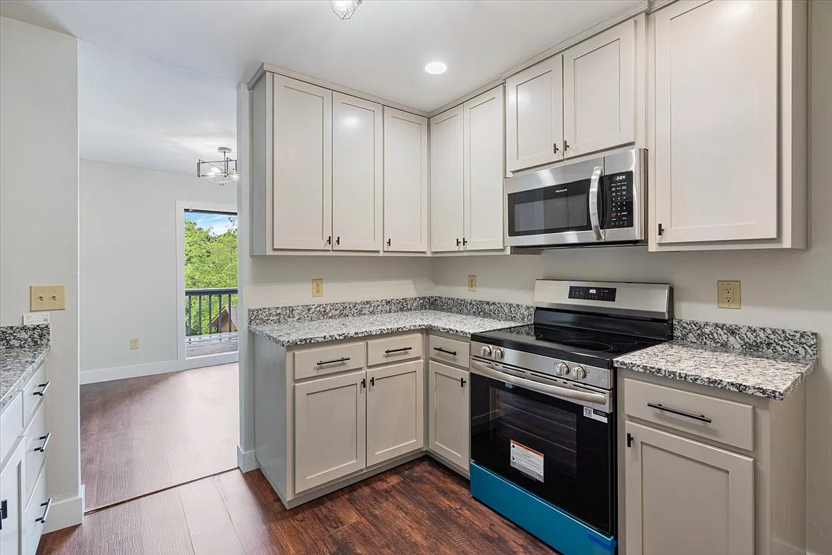 4 bed, 1926 sqft, $2,075 — Photo 4