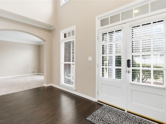 5th image of 310 Stoneleigh Dr SW