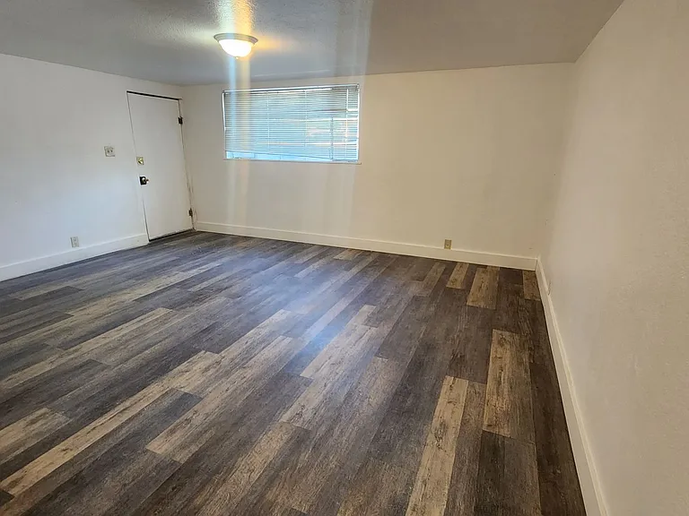 111 E Plum St — Photo 25