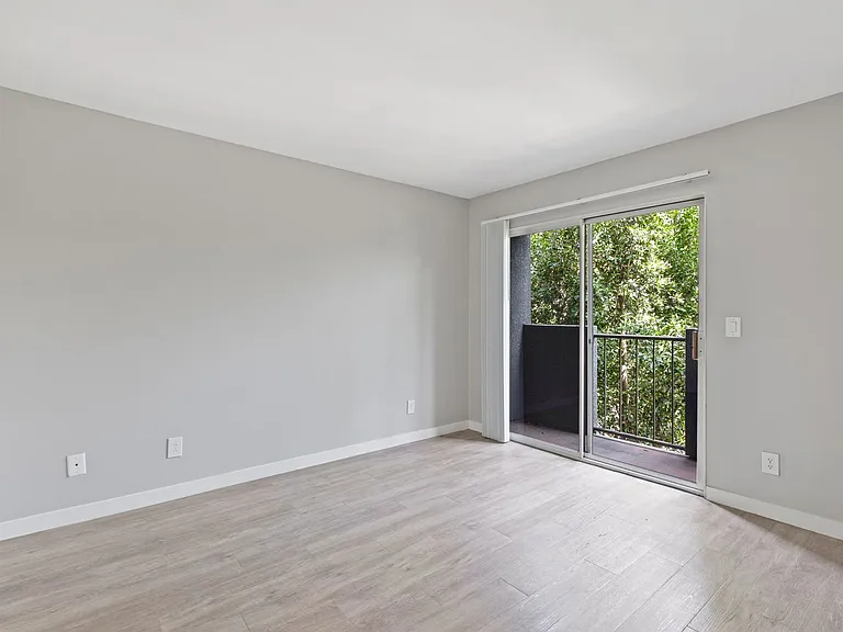 810 Crenshaw — Photo 22