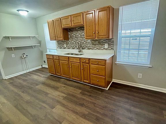 4th image of 910 W Whitney Ave