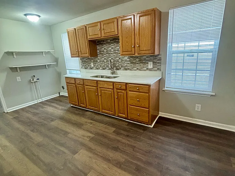 910 W Whitney Ave — Photo 4