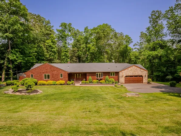 5 Stone Wall Lane, Woodbridge, CT 06525