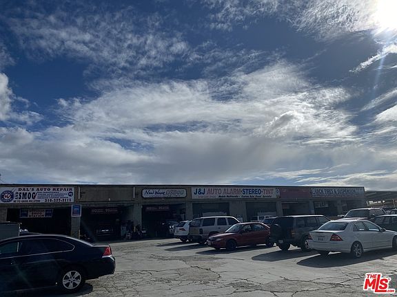 4th image of 2400 W Rosecrans Ave
