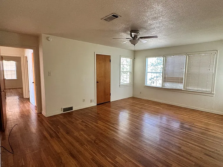 1206 E 11th Pl — Photo 9