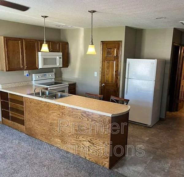 210 E Bland St — Photo 3