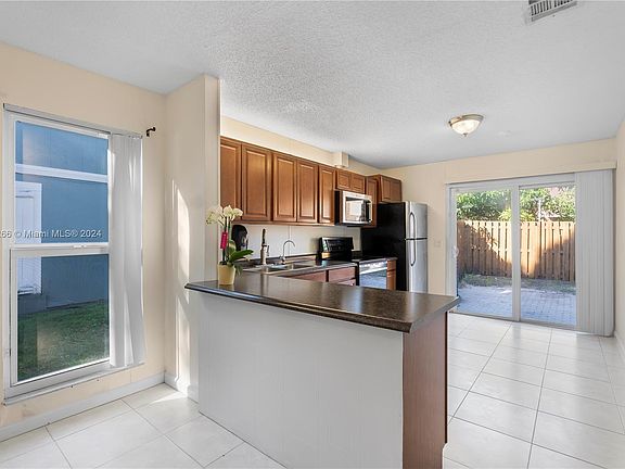 4th image of 4699 Orleans Ct APT A