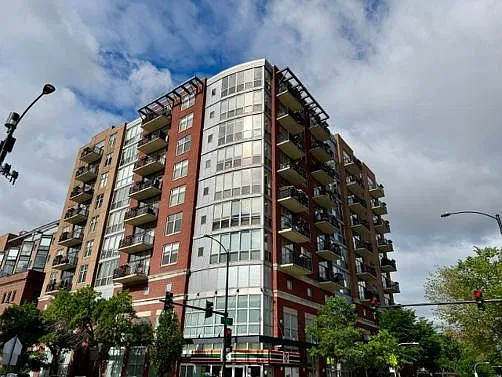 1201 W Adams St — Photo 1