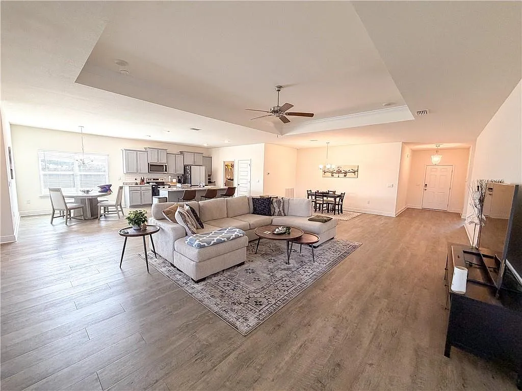 4 bed, 3.0 bath, 2304 sqft, $2,295 — Photo 4