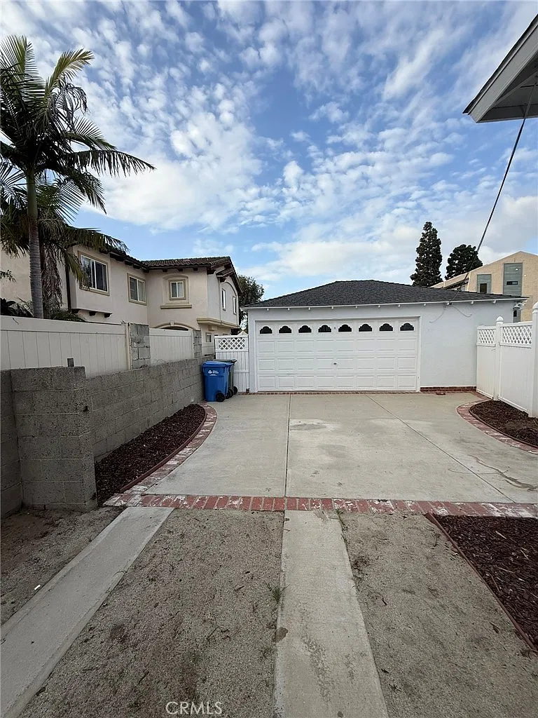 2 bed, 1000 sqft, $4,699 — Photo 2