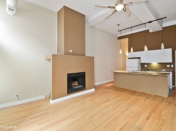 3rd image of 1100 W Cornelia Ave APT 116