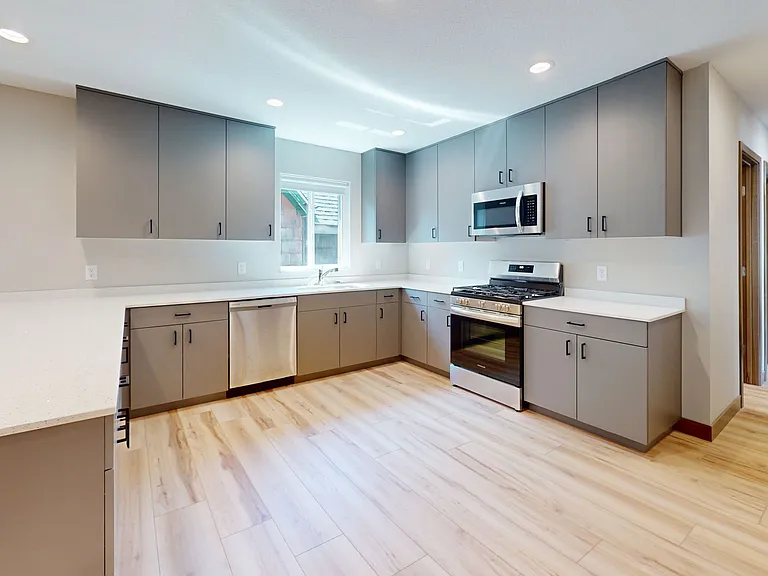 882 20th Ave SE — Photo 1