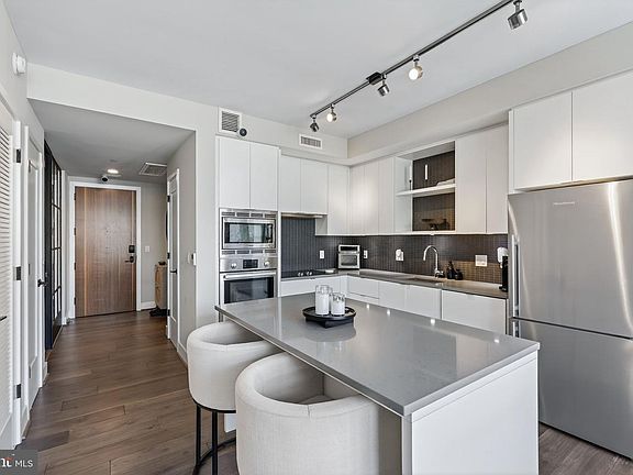 4th image of 1300 4th St SE Unit 205