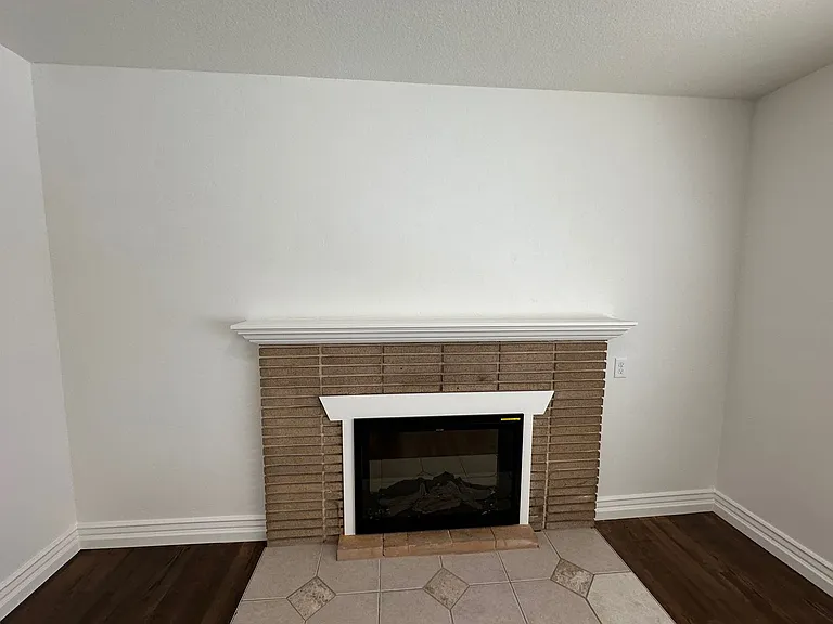 906 E Elm St — Photo 23