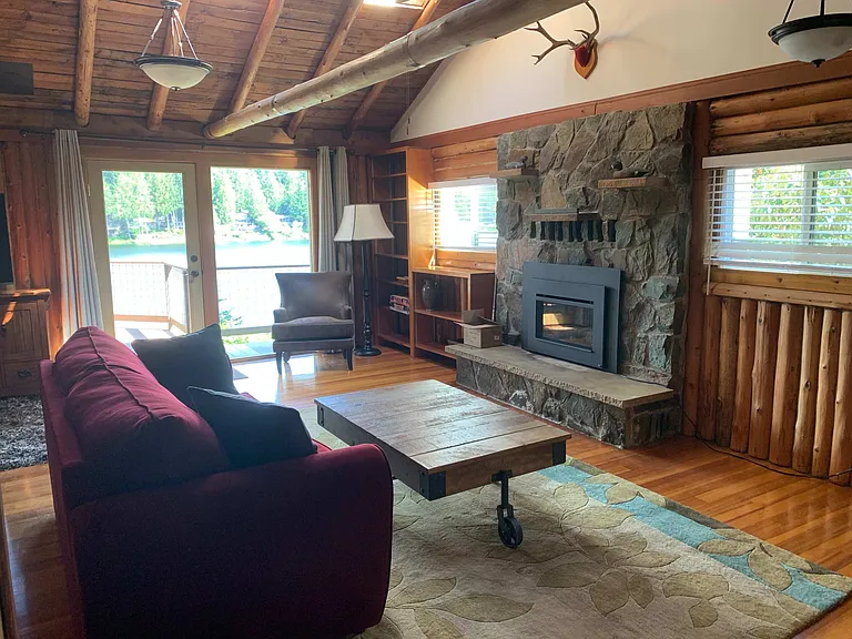 Peaceful, cozy cabin feel. Instant ambience with quick start remote fireplace.