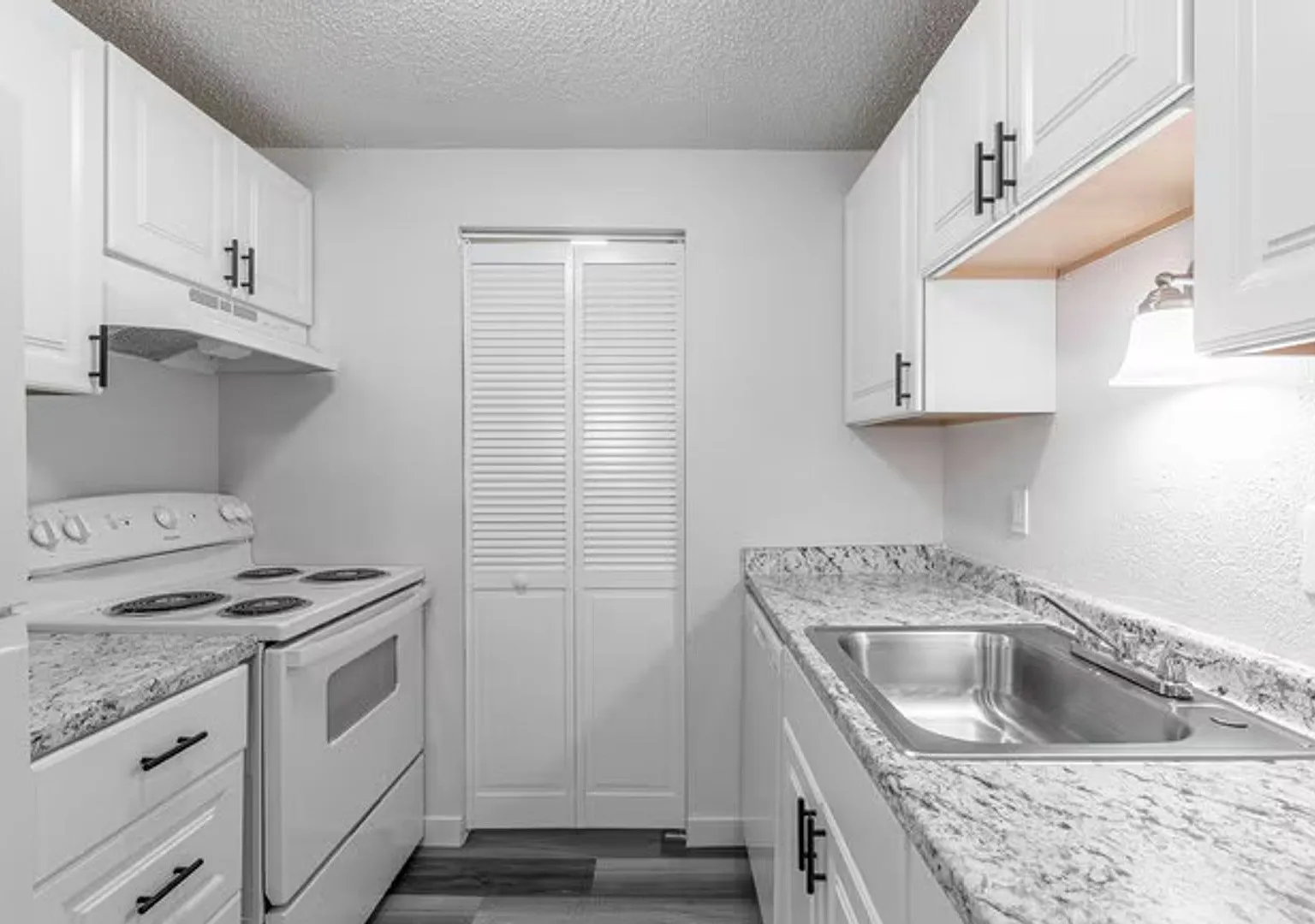 Charbern Apts - In The Heart of Milwaukie Oregon — Photo 2
