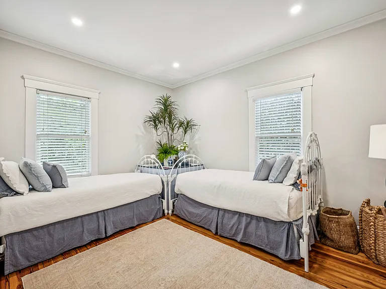 1052 Alta Ave NE — Photo 8