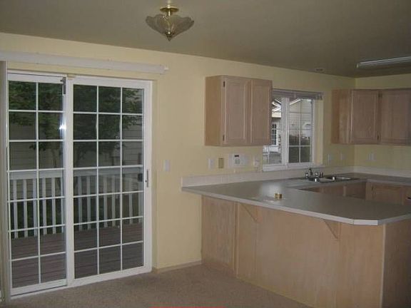 Dining to kitchen