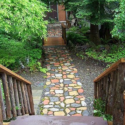 cobblestone walkway between house and 2 car garrage
