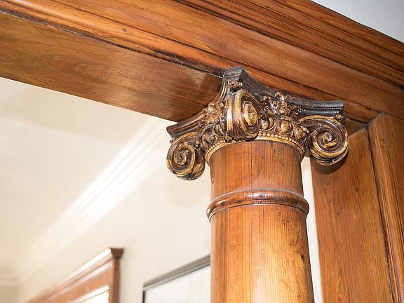 Pillar detail in living room