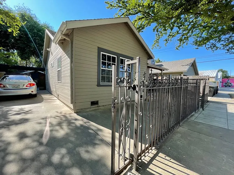 220 23rd St — Photo 2