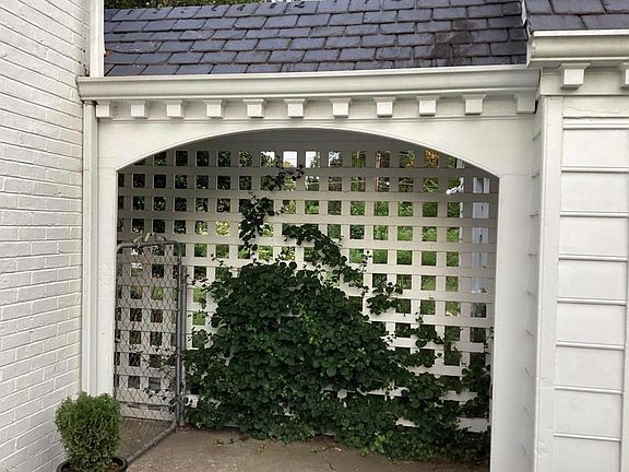 Trellis connecting to the 2 car garage