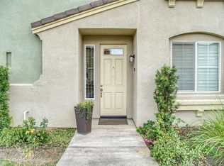 384 N Raphael Ln, Clovis, CA 93611