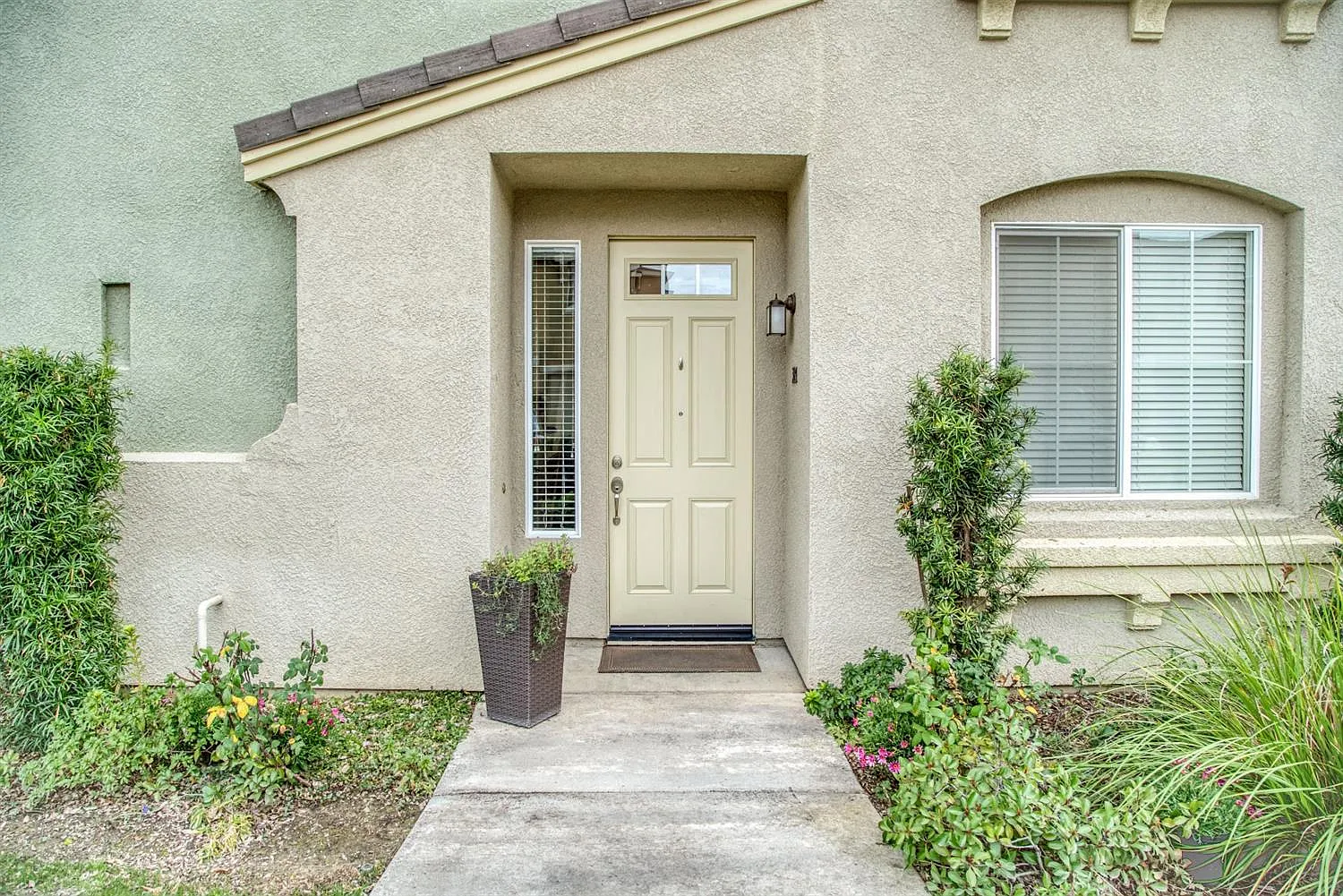 384 N Raphael Ln photo 1