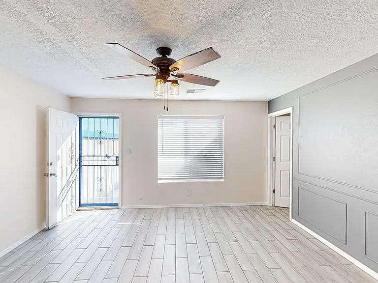 Sleek, Contemporary Efficiency - Live El Campo on Route 66! — Photo 8