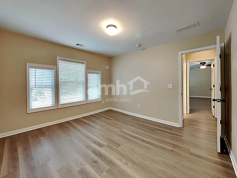 556 Crestmont Ln — Photo 16