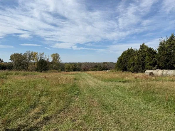 8840 Waverly Rd, De Soto, KS 66018