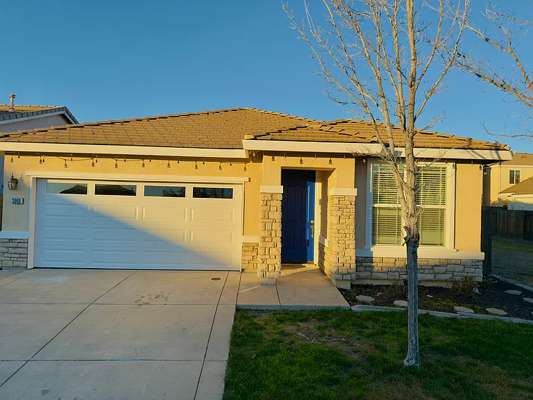 Charming front view featuring a brand-new garage door, adding a fresh and modern touch to the home's exterior!