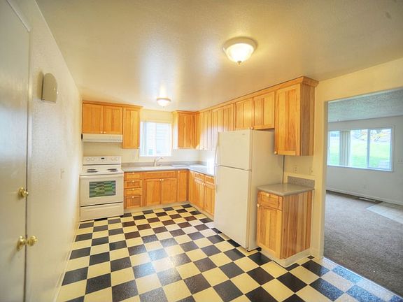 Nice, open kitchen w/fresh cabinets, counters, etc