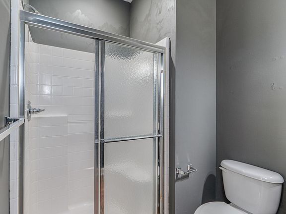 5th image of 3156 Greenwood Dr