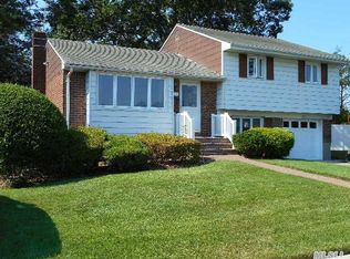 3946 David Pl, Seaford, NY 11783